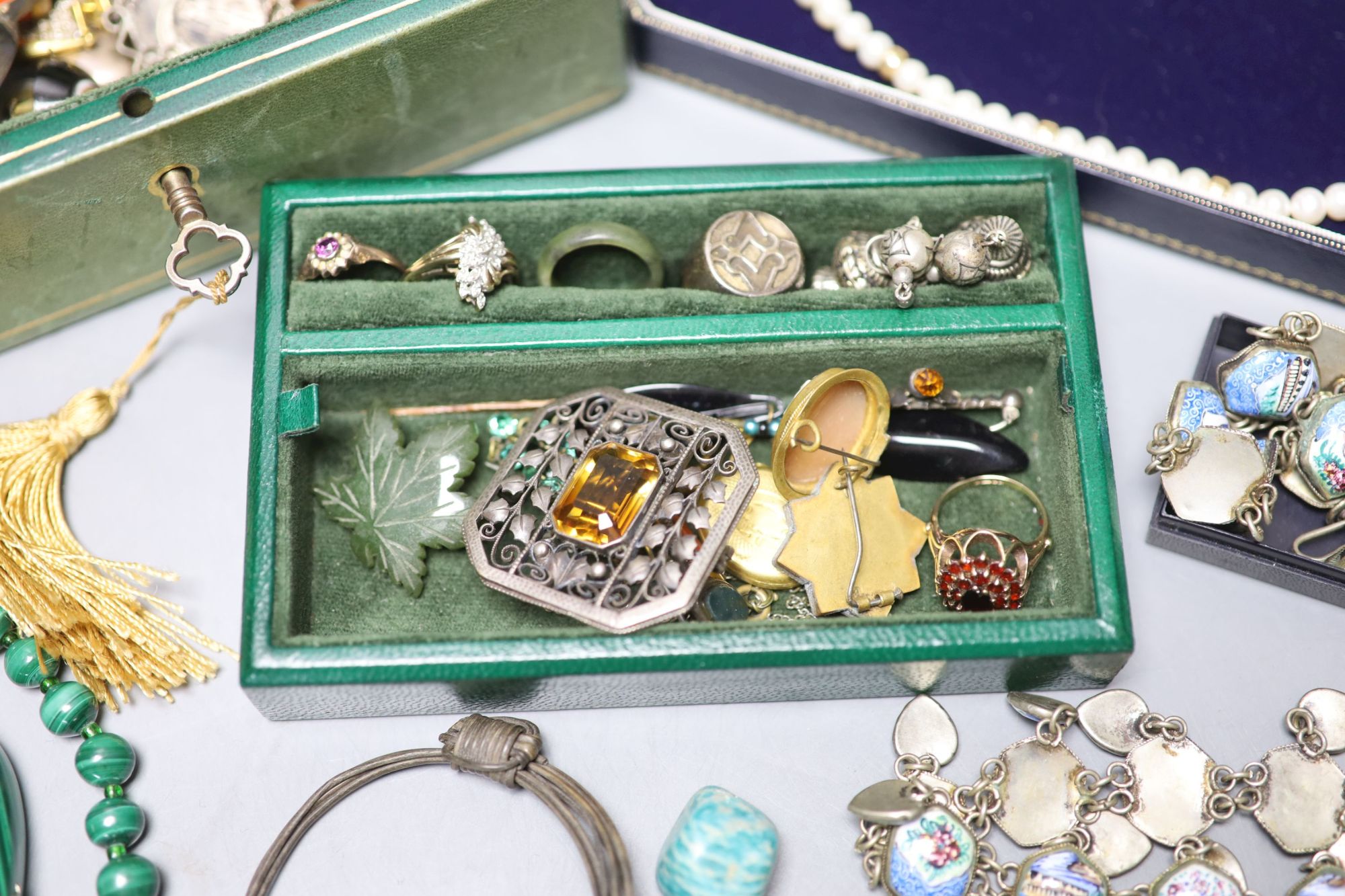 Assorted jewellery.